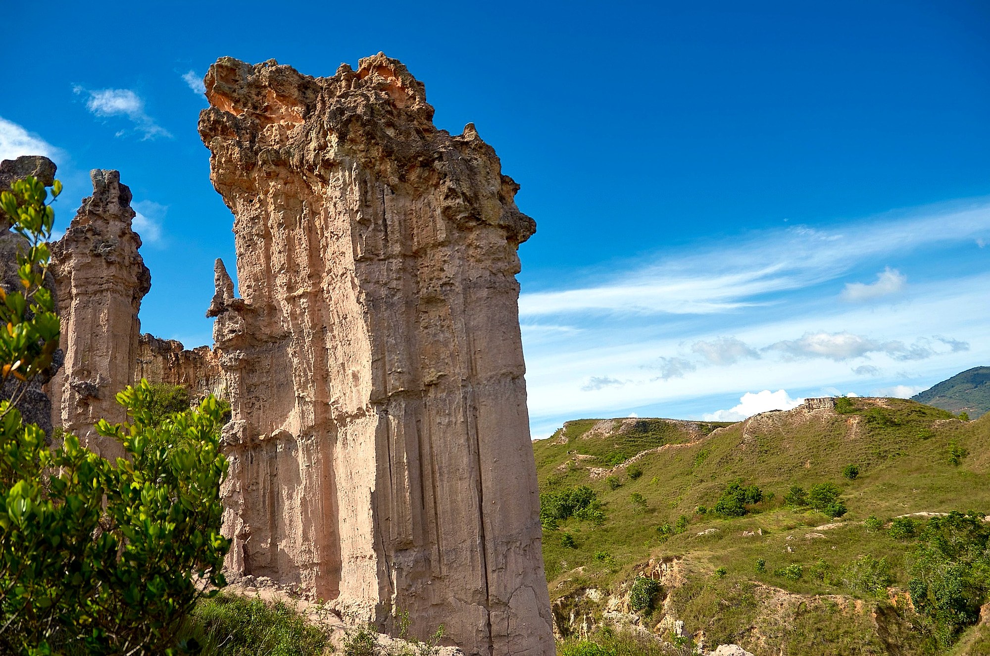 Columna de roca alta contra el cielo azul en Los Estoraques