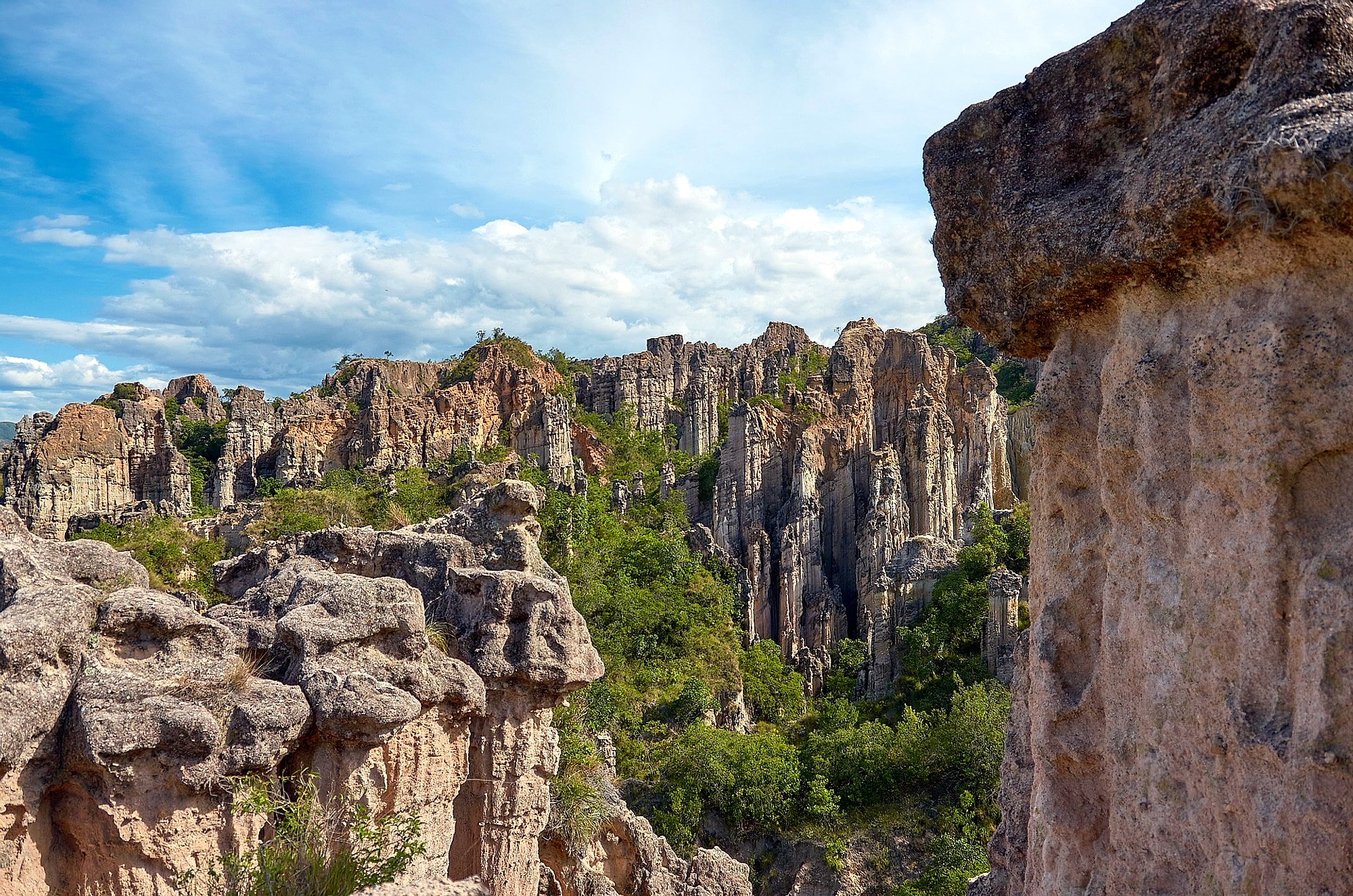 Cañón de columnas de roca en Los Estoraques
