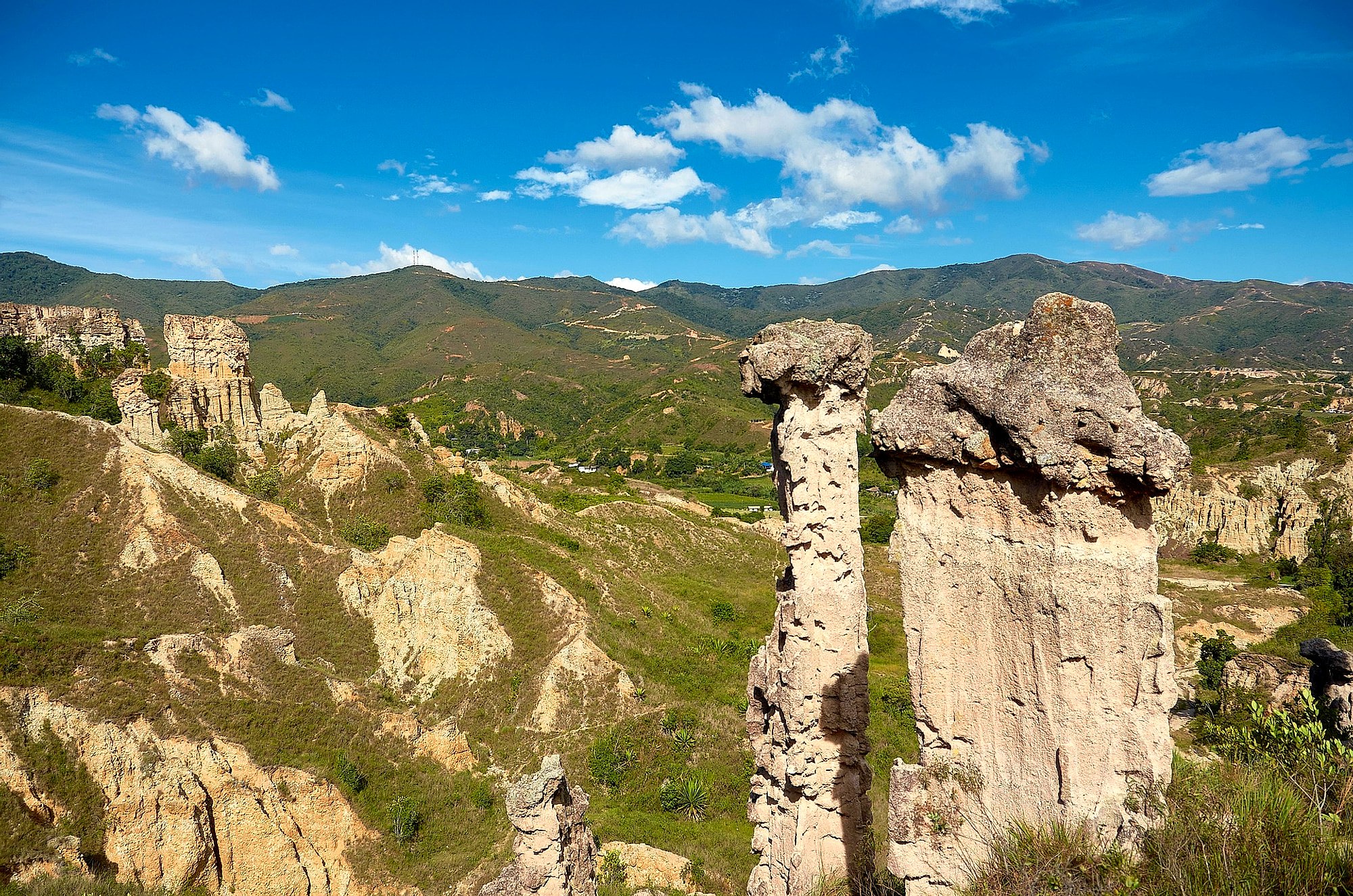 Dos pedestales de roca entre montañas en el Área Natural Única Los Estoraques